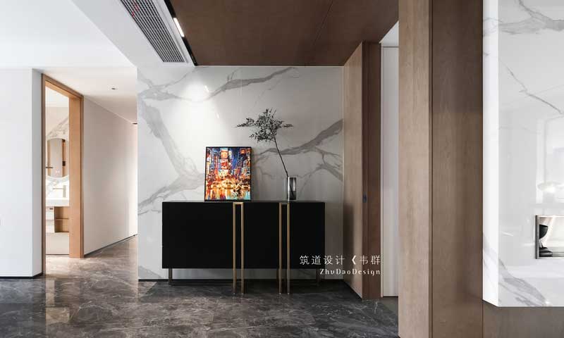 入門設計師采用點線面的結合，將門廳的氣勢設計的超出平層的感覺。