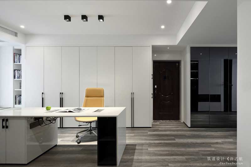 業(yè)主拍攝的入戶的右邊靠墻做了一整面柜子,增大了收納空間,平時模特衣服都放在里面。 業(yè)主拍攝的入戶的右邊靠墻做了一整面柜子,增大了收納空間,平時模特衣服都放在里面。