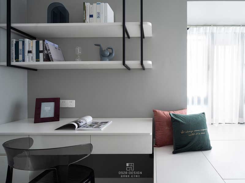 榻榻米做了兩層抽屜，這樣放一些小東西拿去會更方便。里面大格子用來放密碼箱和備用的折疊床墊，家里來客人拿出來就可以直接休息了，平時沒客人的時候就作為書房，和茶室。