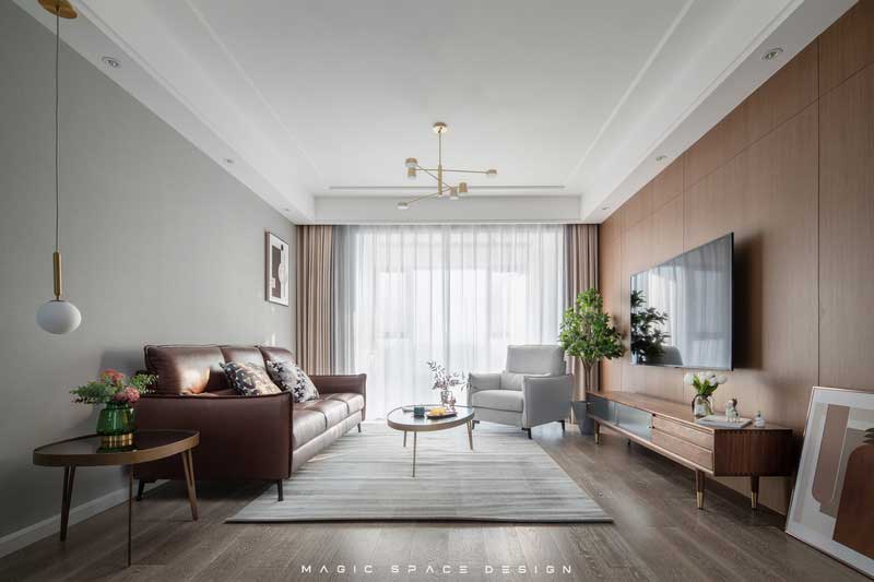 橡木色的基調為主，木紋板構成的背景板，素雅的灰色墻面，搭配著單幅裝飾畫，自有一份留白的意境。