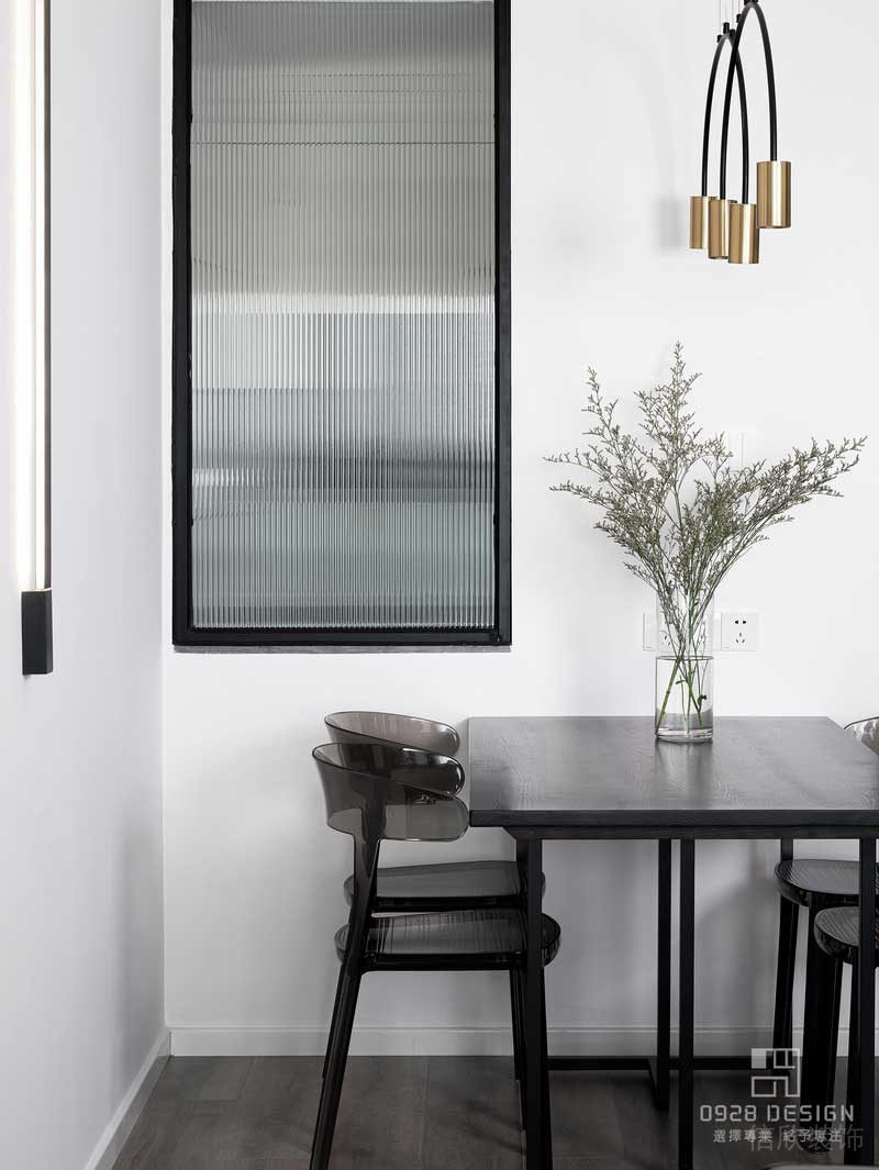 餐廳與廚房墻面用了長虹玻璃，增加裝飾感的同時采光效果也可以得到一定的提升。