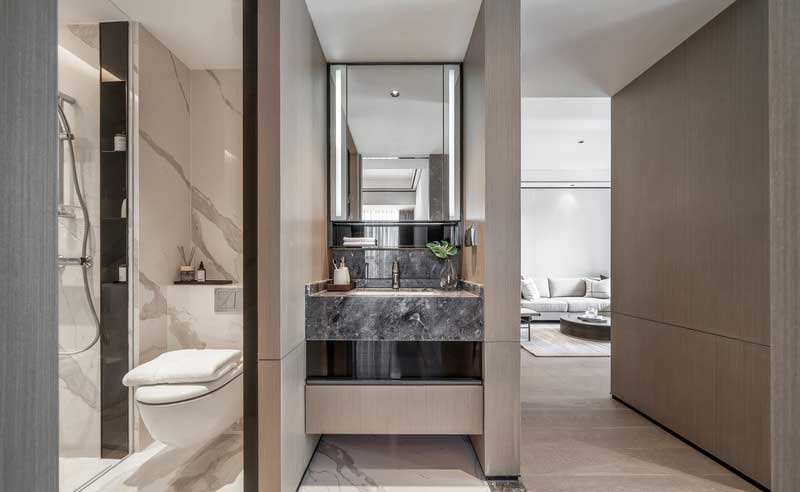 通透的大理石地面配合素雅的木柜 將浴室的雅致發揮的淋漓盡致， 細節上采用干濕分離的設計 言至穢之處宜常修治，使潔清也 工作之余除掉一天的勞累 妙哉