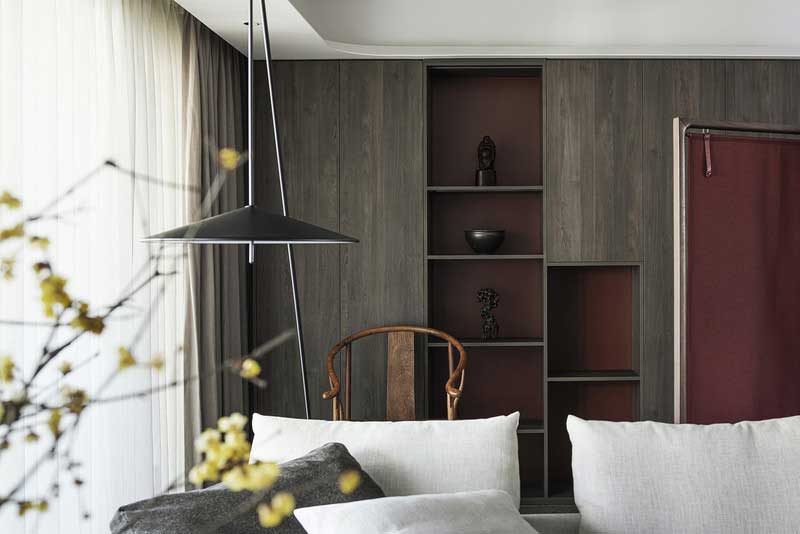 完善的木質柜體收納，讓業主的藏品有了安放的佳所，使空間秩序井然，溫雅的陳列物件都是業主的心頭好，既能點綴裝飾空間又凝結著業主的記憶點滴。