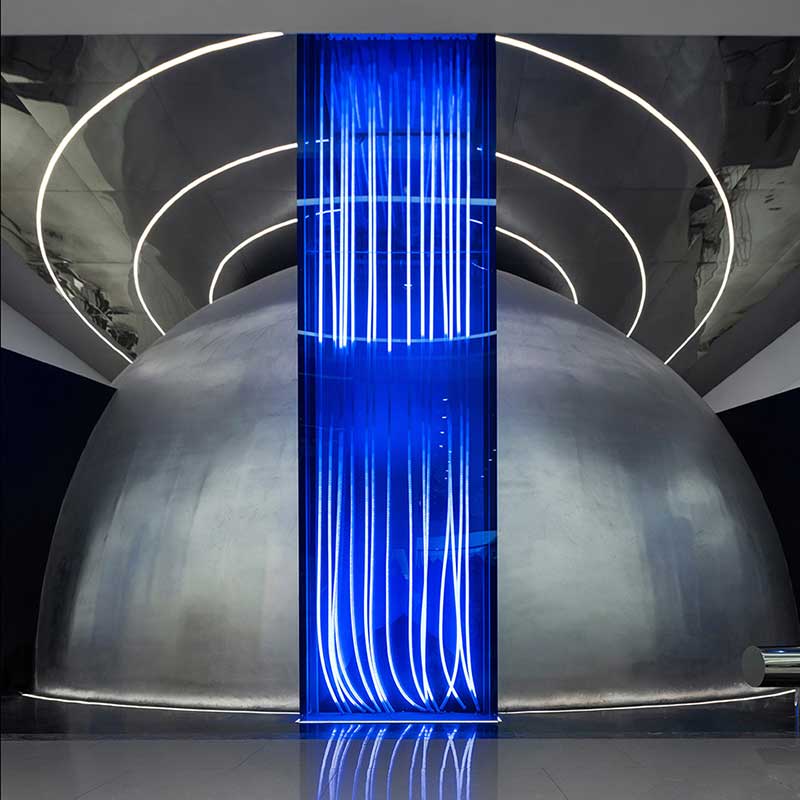 深圳鹽田服裝店裝修-銀色球體內(nèi)的服裝展廳