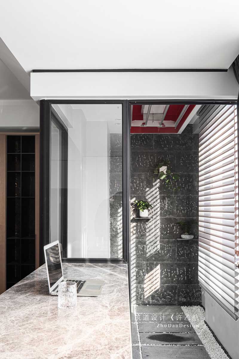 走入玻璃門，嵌入式晾衣架，自動升降，墻面采用毛石材質(zhì)，用綠植進(jìn)行點(diǎn)綴，流水瀑布與之相輔相成，使空間更具生機(jī)。
