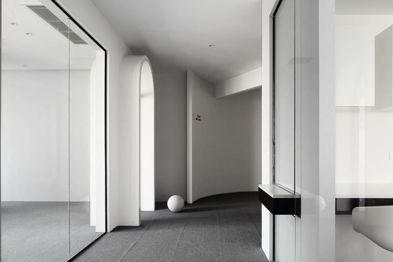 深圳龍華大浪極簡風格辦公室裝修走廊玻璃隔斷 深圳龍華大浪極簡風格辦公室裝修走廊玻璃隔斷