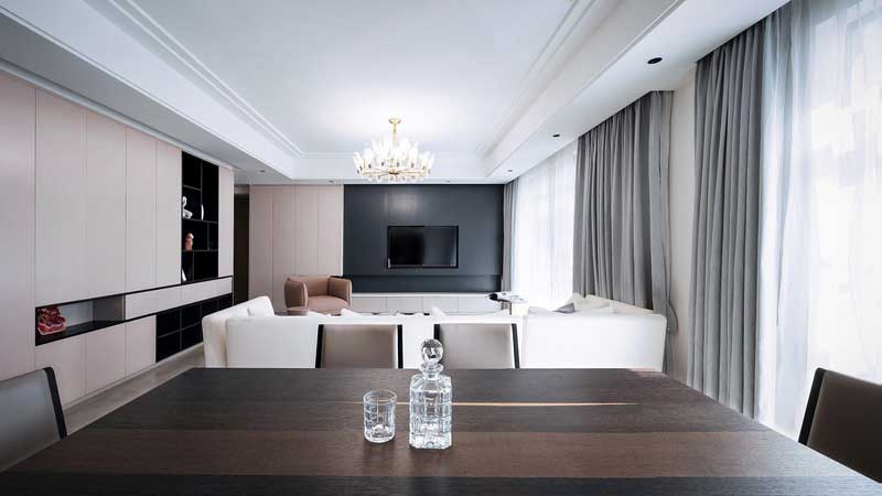 客餐廳雙眼皮天花吊頂，黑色電視墻。