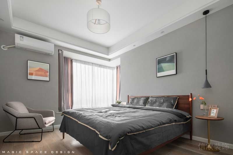 大面積的南向飄窗帶來豐富的日光，淺灰色的墻面和地面木質結構起到了平衡和過渡室外景觀的作用。