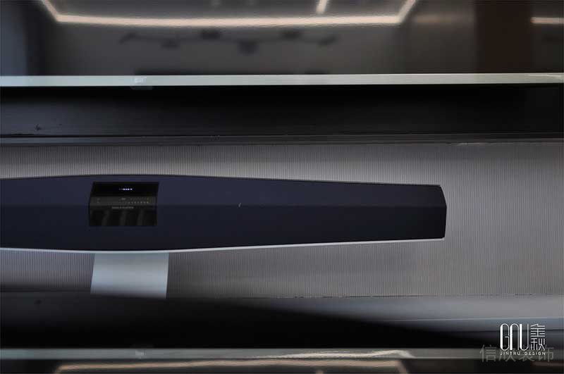 不是所有的美都是要濃墨重彩，美可以低調(diào)內(nèi)斂，淡泊寧靜，如謙謙君子，低調(diào)謙和激發(fā)出無限的遐想，海洋城市的語匯與藝術(shù)家滕飛的《泳池水面》不謀而合，空間大量留白與浪打風吹的水景呼應(yīng)著，協(xié)奏著自由而有生命力的交響樂。