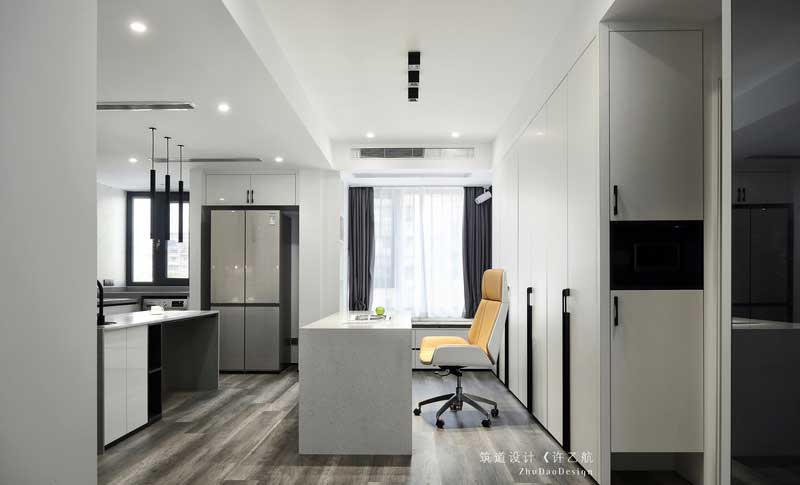 整體色彩上以黑白灰為主調(diào),局部運用跳色,使整體色調(diào)明亮,體現(xiàn)“素顏”之美。 整體色彩上以黑白灰為主調(diào),局部運用跳色,使整體色調(diào)明亮,體現(xiàn)“素顏”之美。