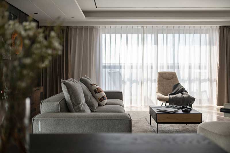 客廳選擇了較多質(zhì)感柔軟、細(xì)膩的家具,給室內(nèi)增添溫馨、舒適的感覺,同時,中和了冷硬的地面與背景墻,展現(xiàn)出工業(yè)風(fēng)的獨(dú)特美感。 客廳選擇了較多質(zhì)感柔軟、細(xì)膩的家具,給室內(nèi)增添溫馨、舒適的感覺,同時,中和了冷硬的地面與背景墻,展現(xiàn)出工業(yè)風(fēng)的獨(dú)特美感。