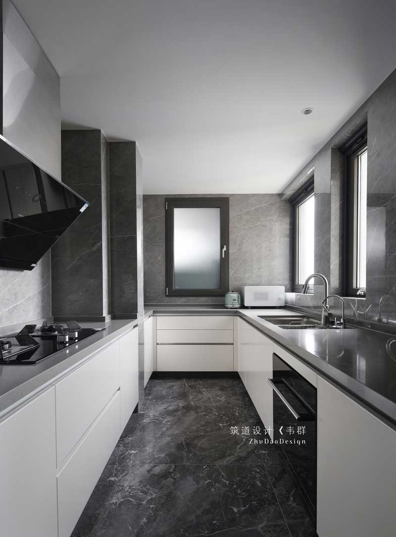 廚房配備了必備的廚電，柜體做無把手設計，使空間顯得干凈整潔，盡可能的利用拉籃配件做最大化的儲物。