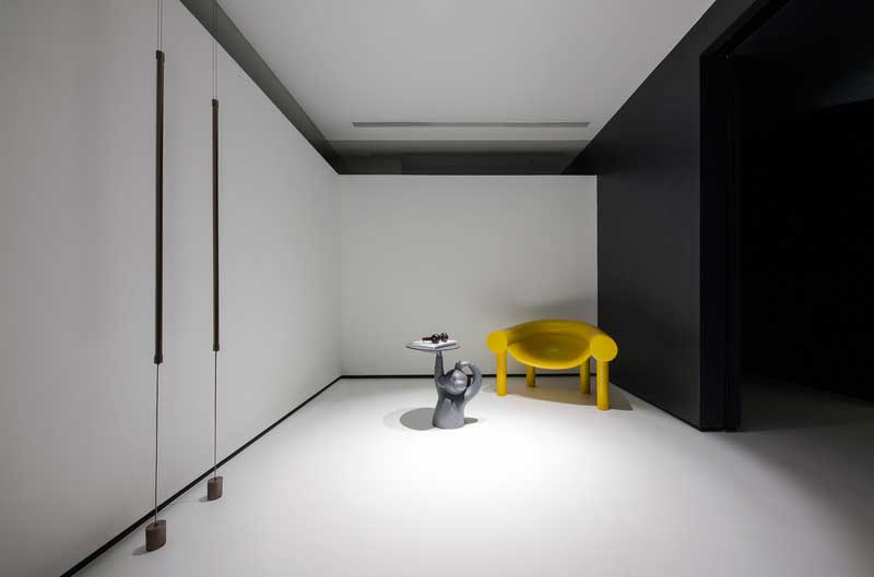 深圳寶安黑白色調(diào)辦公室入戶裝修