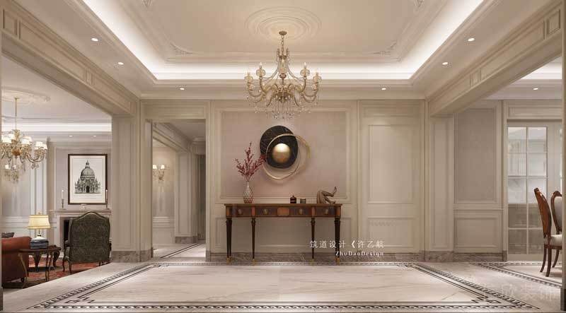 一樓入戶門(mén)廳將背景對(duì)稱處理，中間放置展示柜，通過(guò)護(hù)墻、石膏線、水晶燈的搭配，營(yíng)造了十足的儀式感。