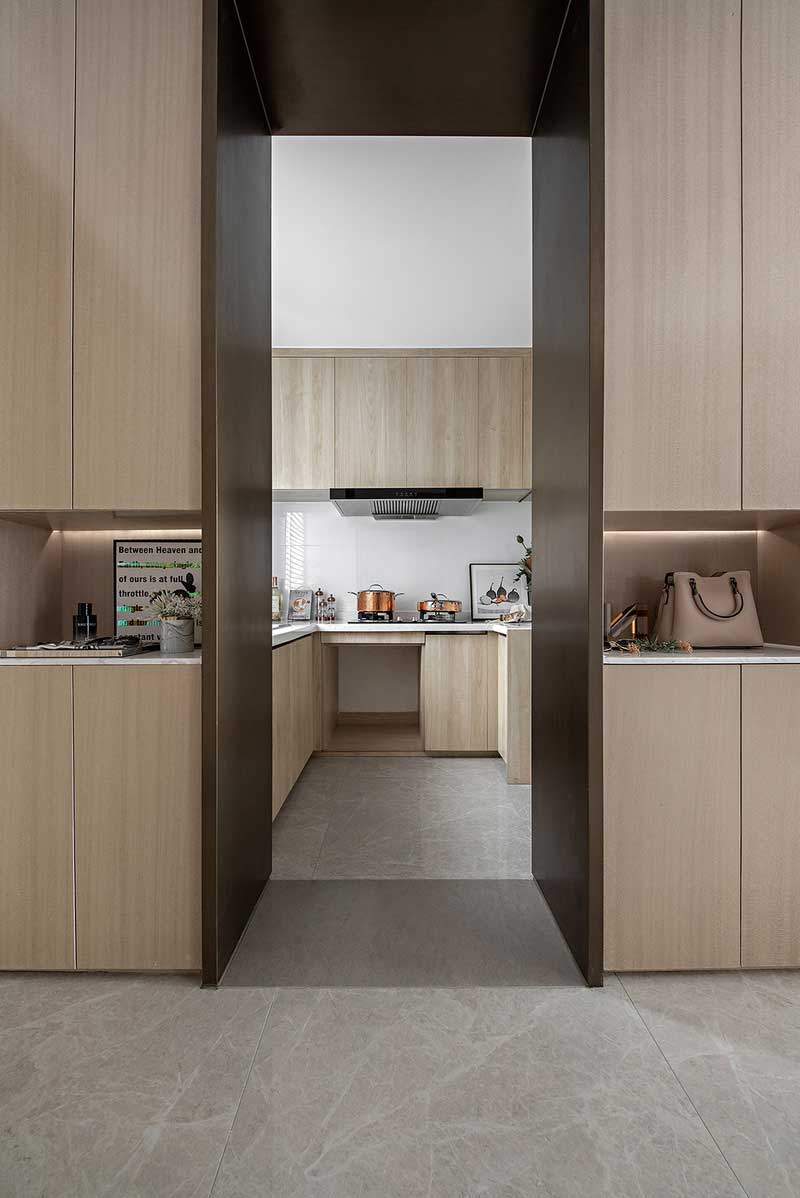 △四層 廚房從門外進到玄關處,可以隨手將鑰匙和包包等物品放在左邊嵌入廚房隔墻的置物柜上,接著第一時間到右邊的衛生間消毒洗手,在疫情期間,這種入戶清潔動線設計變得更讓人放心。 △四層 廚房從門外進到玄關處,可以隨手將鑰匙和包包等物品放在左邊嵌入廚房隔墻的置物柜上,接著第一時間到右邊的衛生間消毒洗手,在疫情期間,這種入戶清潔動線設計變得更讓人放心。