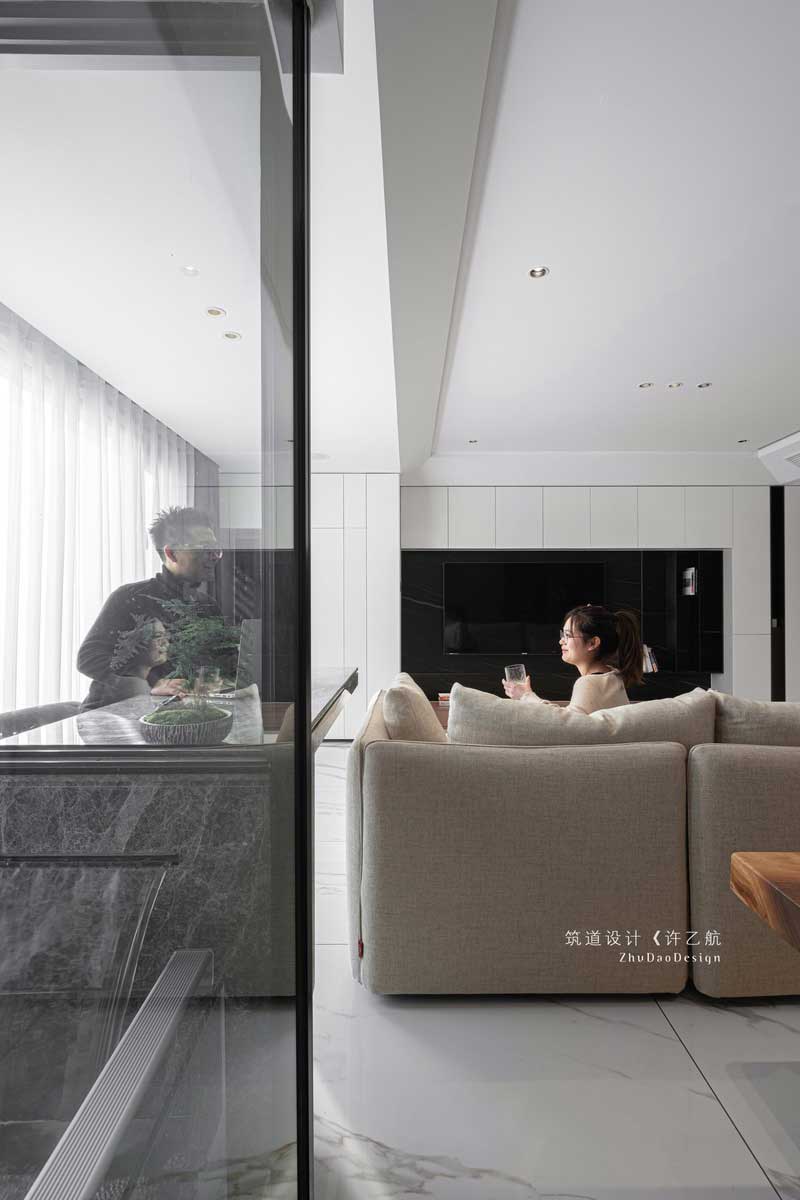 在改造陽臺時增加晾曬的獨(dú)立空間，并讓它能與整體空間更好融合，設(shè)計師采用玻璃隔斷，并與客廳吧臺進(jìn)行穿插。 「流水瀑布」的設(shè)計讓業(yè)主在居家的同時感受到更多自然元素。 具象與抽象，寫實(shí)與寫意之間交替，光影繾綣，盡顯無窮妙意。