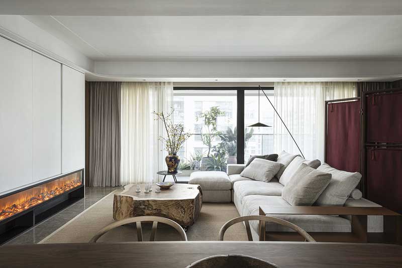 厚重拙樸的木制幾案，暈開自然流動的紋理，仿佛在安靜地訴說光陰的故事。