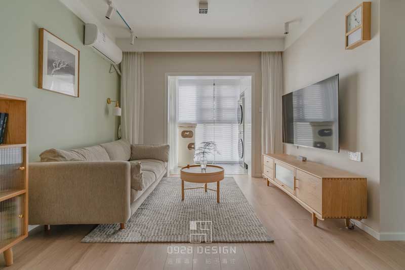 簡(jiǎn)約的客廳米黃色麻布沙發(fā)，原木電視柜