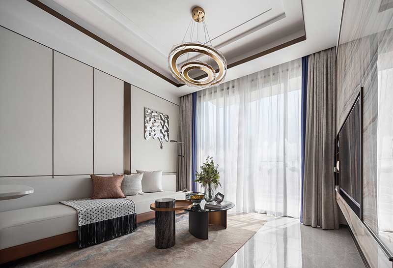 △四層 客廳上疊為三層疊墅,于四層入戶,四層客餐廳容納家人歡語,郎闊景觀陽臺盛放生活的美好期許;向上五層,為起居空間,滿足家族式的度假需求;六層為頂層私家大露臺。在空間材質上選用布料、皮革、金屬等作為主要材質表現,幾種不同材質之間的轉換碰撞,激活出豐富和諧的空間情緒。在空間色彩上以大面積溫潤的灰白調子,搭配大氣穩重的深棕色,置入金色勾勒細節,提升空間高級質感,再鑲嵌一點靜謐的克萊因藍,賦予空間神秘魅力,打造出低調而高貴的輕奢美宅。 △四層 客廳上疊為三層疊墅,于四層入戶,四層客餐廳容納家人歡語,郎闊景觀陽臺盛放生活的美好期許;向上五層,為起居空間,滿足家族式的度假需求;六層為頂層私家大露臺。在空間材質上選用布料、皮革、金屬等作為主要材質表現,幾種不同材質之間的轉換碰撞,激活出豐富和諧的空間情緒。在空間色彩上以大面積溫潤的灰白調子,搭配大氣穩重的深棕色,置入金色勾勒細節,提升空間高級質感,再鑲嵌一點靜謐的克萊因藍,賦予空間神秘魅力,打造出低調而高貴的輕奢美宅。