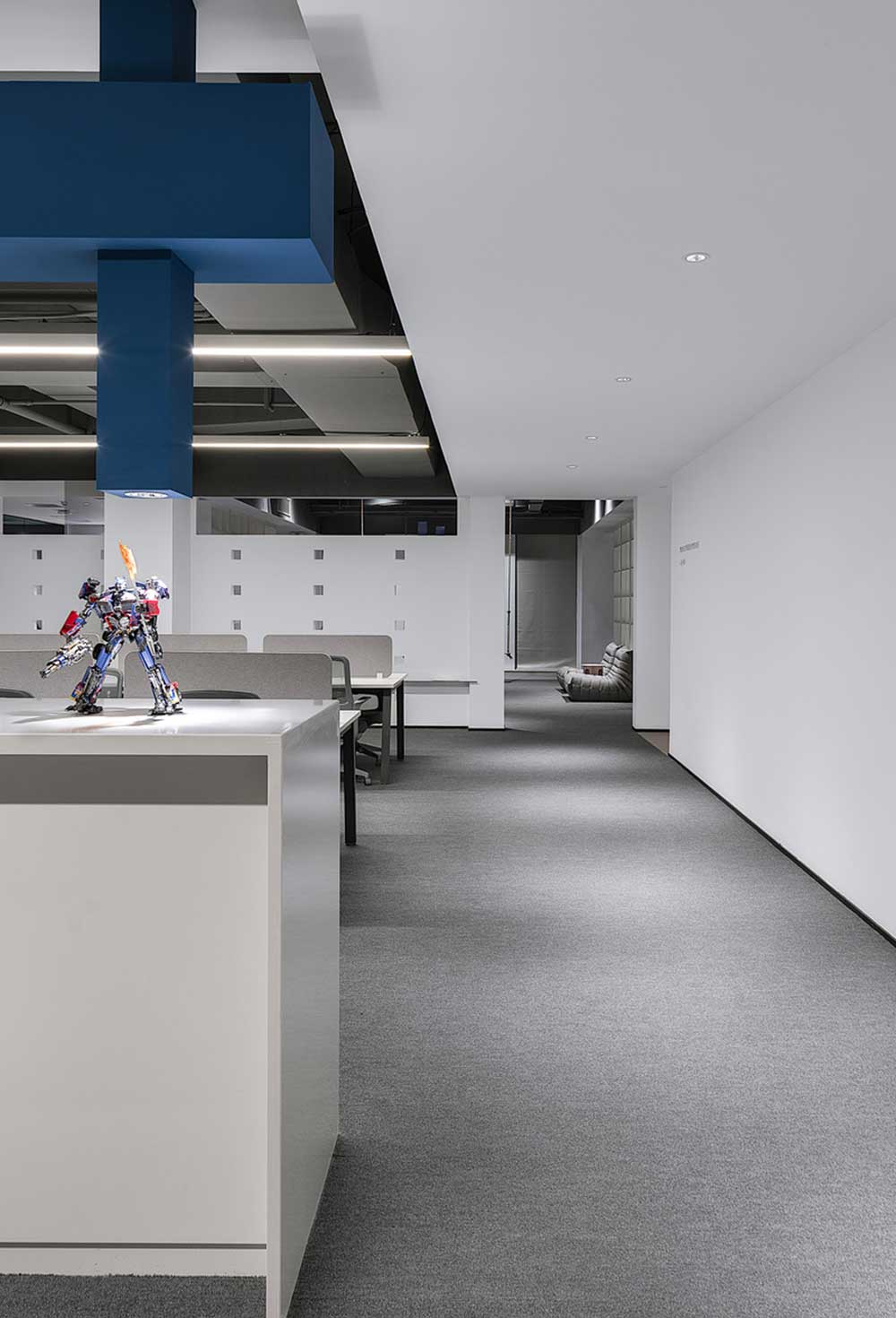 龍崗區(qū)啟迪協(xié)信深圳科技園簡約風(fēng)格辦公室裝修藍(lán)色幾何裝置藝術(shù)造型燈 龍崗區(qū)啟迪協(xié)信深圳科技園簡約風(fēng)格辦公室裝修藍(lán)色幾何裝置藝術(shù)造型燈