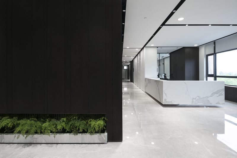 大鵬新區(qū)鑫園廣場(chǎng)現(xiàn)代風(fēng)格辦公室裝修辦公區(qū)服務(wù)臺(tái) 大鵬新區(qū)鑫園廣場(chǎng)現(xiàn)代風(fēng)格辦公室裝修辦公區(qū)服務(wù)臺(tái)