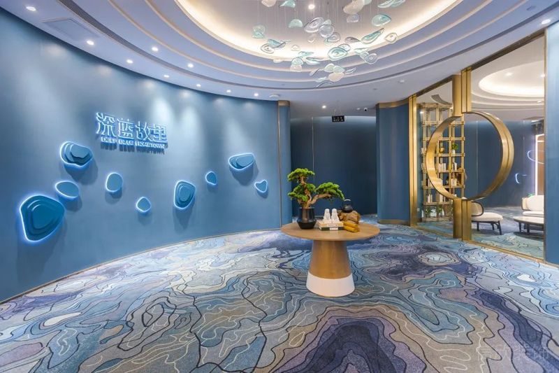 深藍故事古典按摩區(qū)域美容機構(gòu)天花水晶吊頂入室等待區(qū)