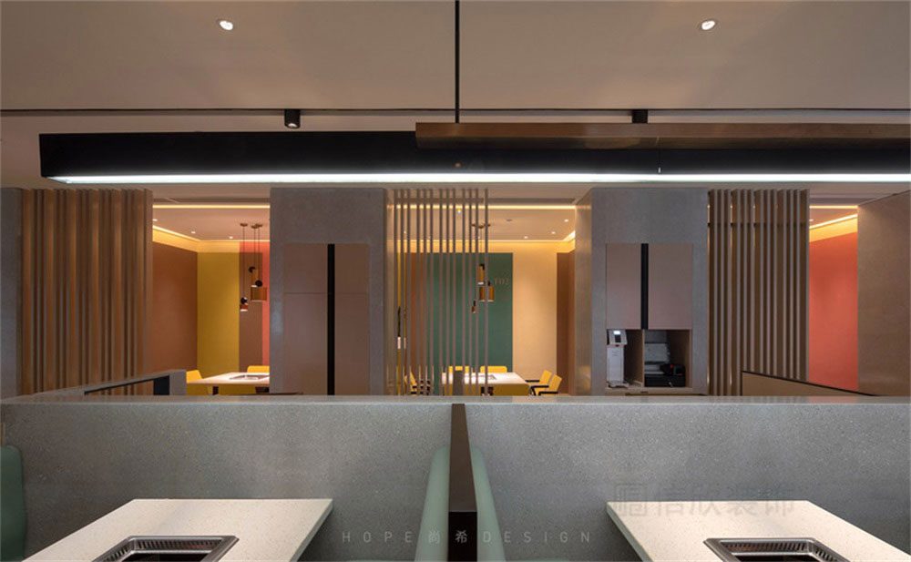 深圳南山現代簡約風格火鍋店裝修設計高級灰水磨石半高隔斷