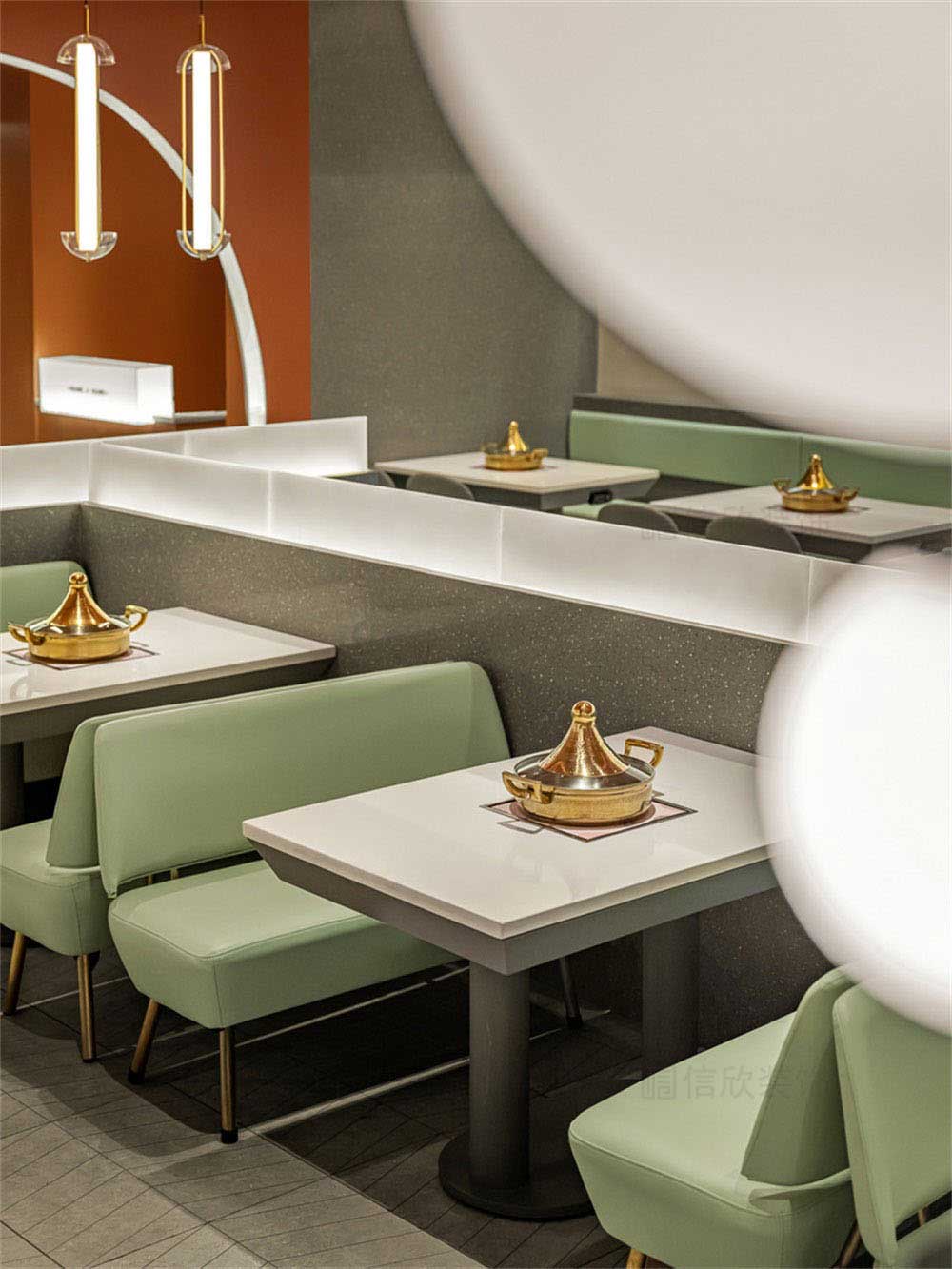 龍崗黃記煌現代風格餐飲連鎖店裝修設計水磨石透光亞克力半高隔斷