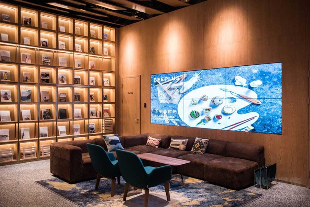 現(xiàn)代北歐風辦公空間多媒體閱覽區(qū)裝修圖