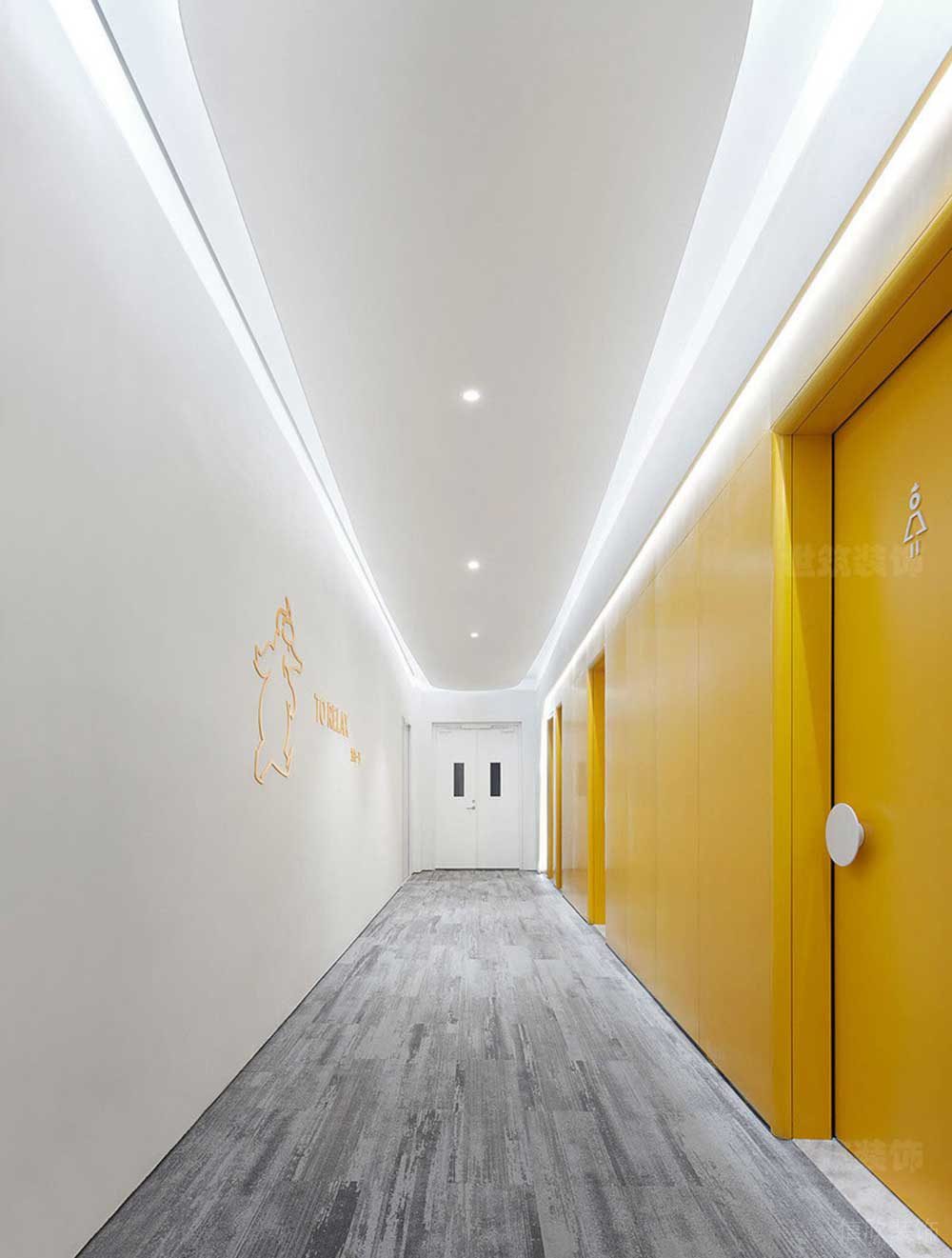 現(xiàn)代北歐風辦公室藝術(shù)過道場景裝修圖