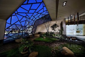 辦公室陽臺綠化裝修弧線玻璃裝修休息區