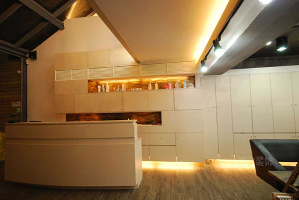 100平米復(fù)式美發(fā)店前臺(tái)裝修設(shè)計(jì) 100平米復(fù)式美發(fā)店前臺(tái)裝修設(shè)計(jì)