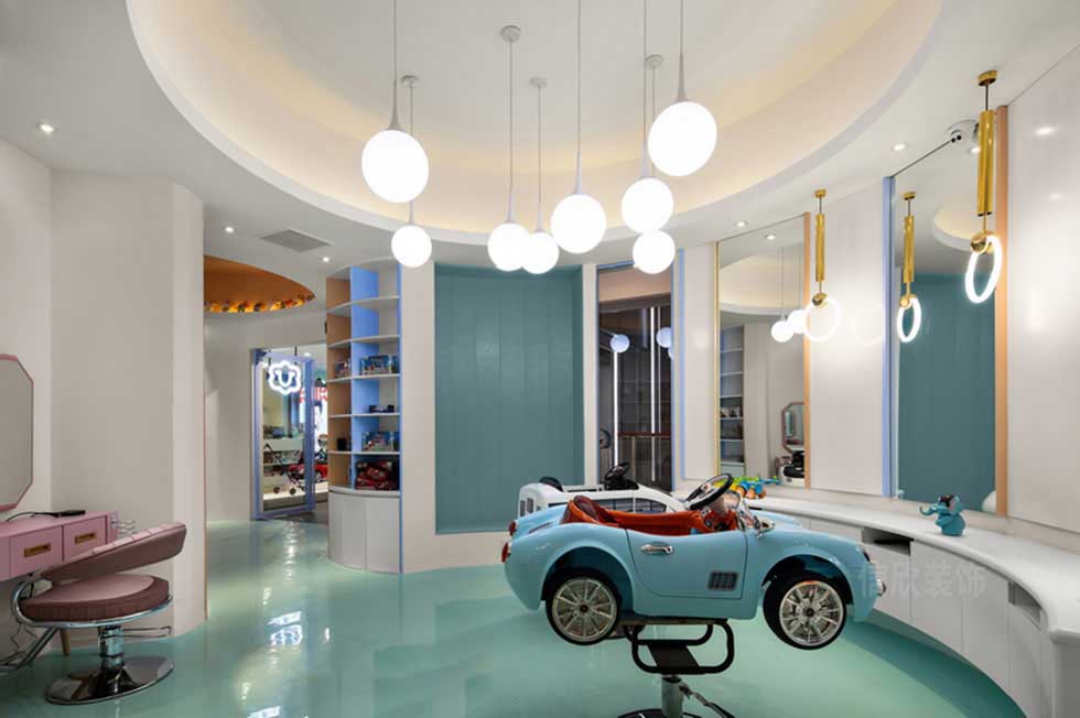 兒童游樂(lè)區(qū)圓形的天花吊頂，白色的球形燈泡。