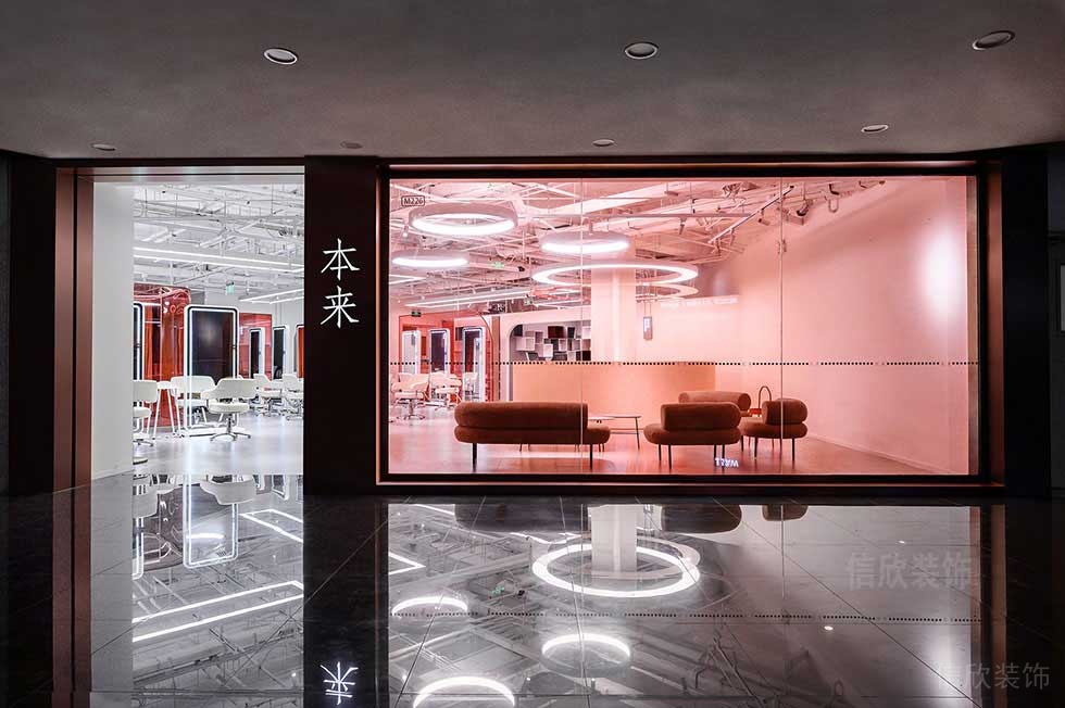 紅色玻璃透光設(shè)計(jì)大理石過道本來發(fā)型工作是現(xiàn)代裝修門店