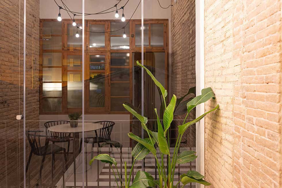 鋼化高強玻璃現(xiàn)代簡約風(fēng)紅墻簡約風(fēng)辦公室休息區(qū)裝修