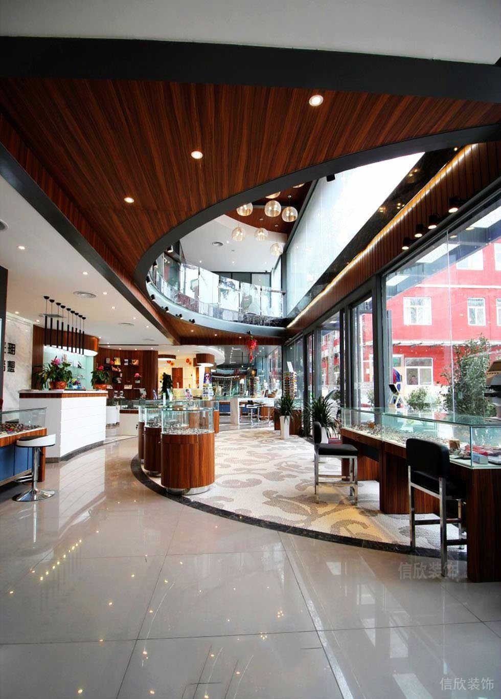 眼鏡店現代裝修效果圖木質弧線地板玻璃展柜裝修圖店鋪設計