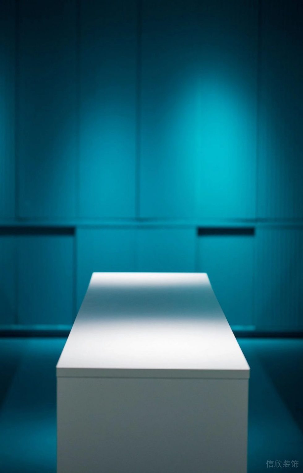 極簡(jiǎn)風(fēng)格辦公室陳列桌效果圖