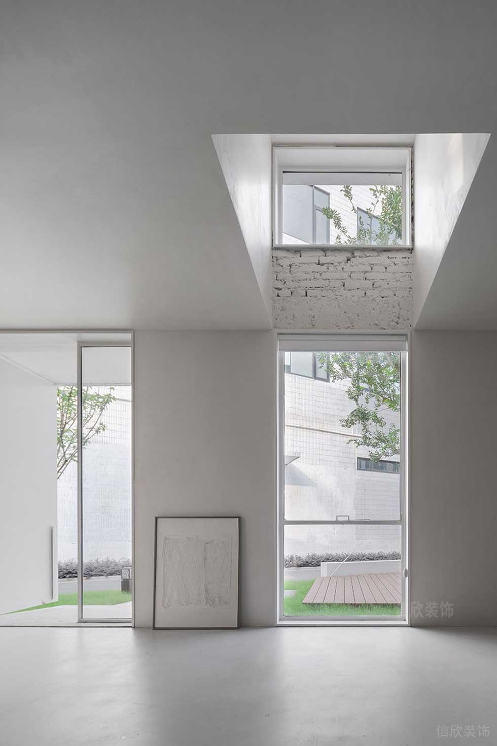 極簡風(fēng)格企業(yè)辦公室過道天井效果圖