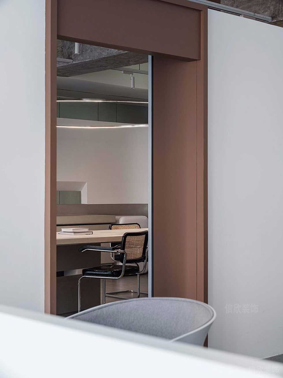 簡(jiǎn)約風(fēng)格辦公室藝術(shù)門(mén)套裝修圖