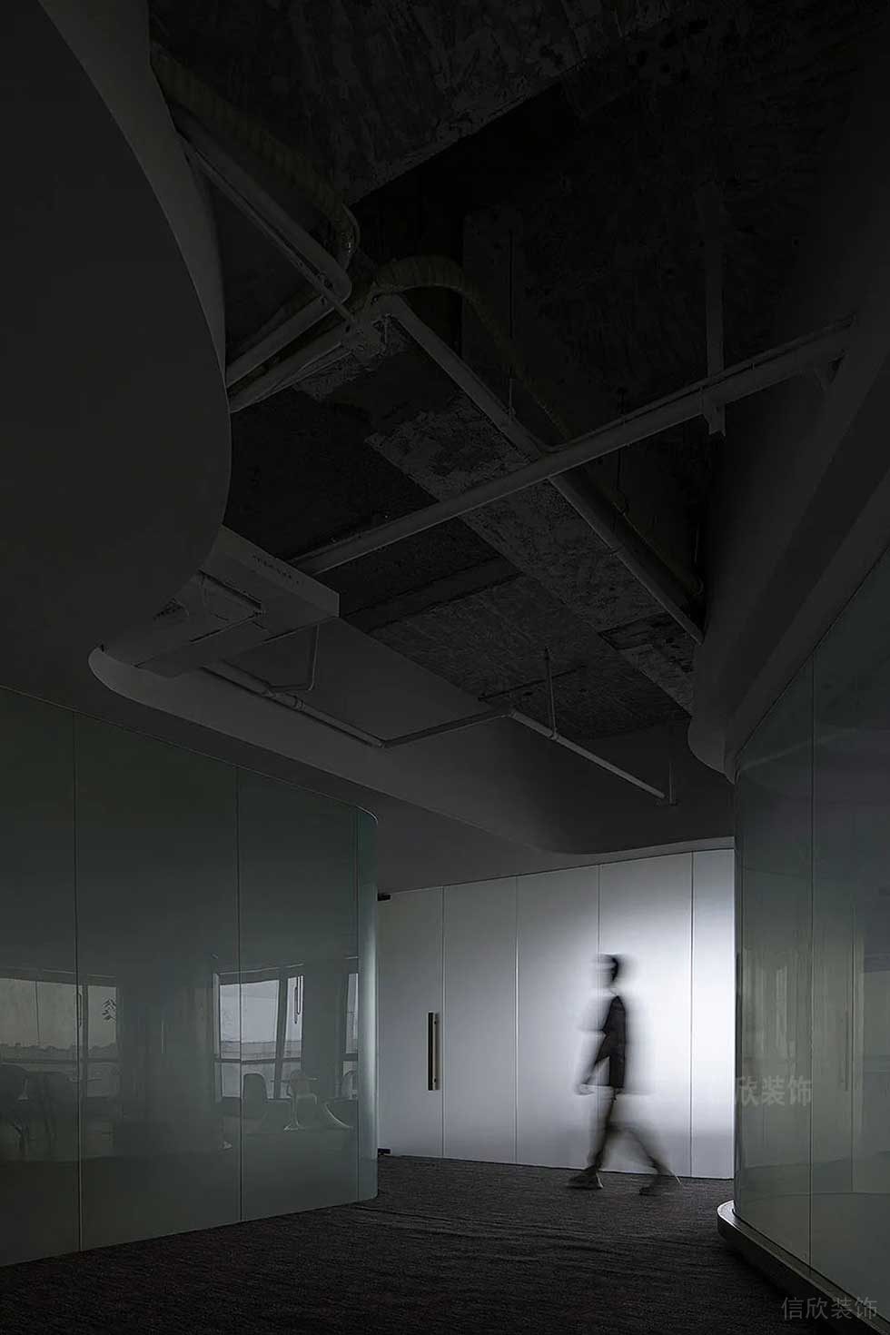 簡(jiǎn)約風(fēng)格辦公室裝修案例過(guò)道空間效果圖