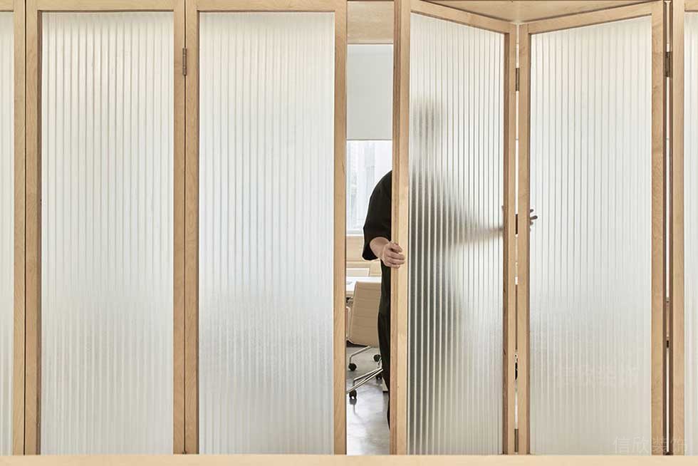 現(xiàn)代北歐風(fēng)辦公空間會(huì)議室折疊式玻璃門(mén)效果圖