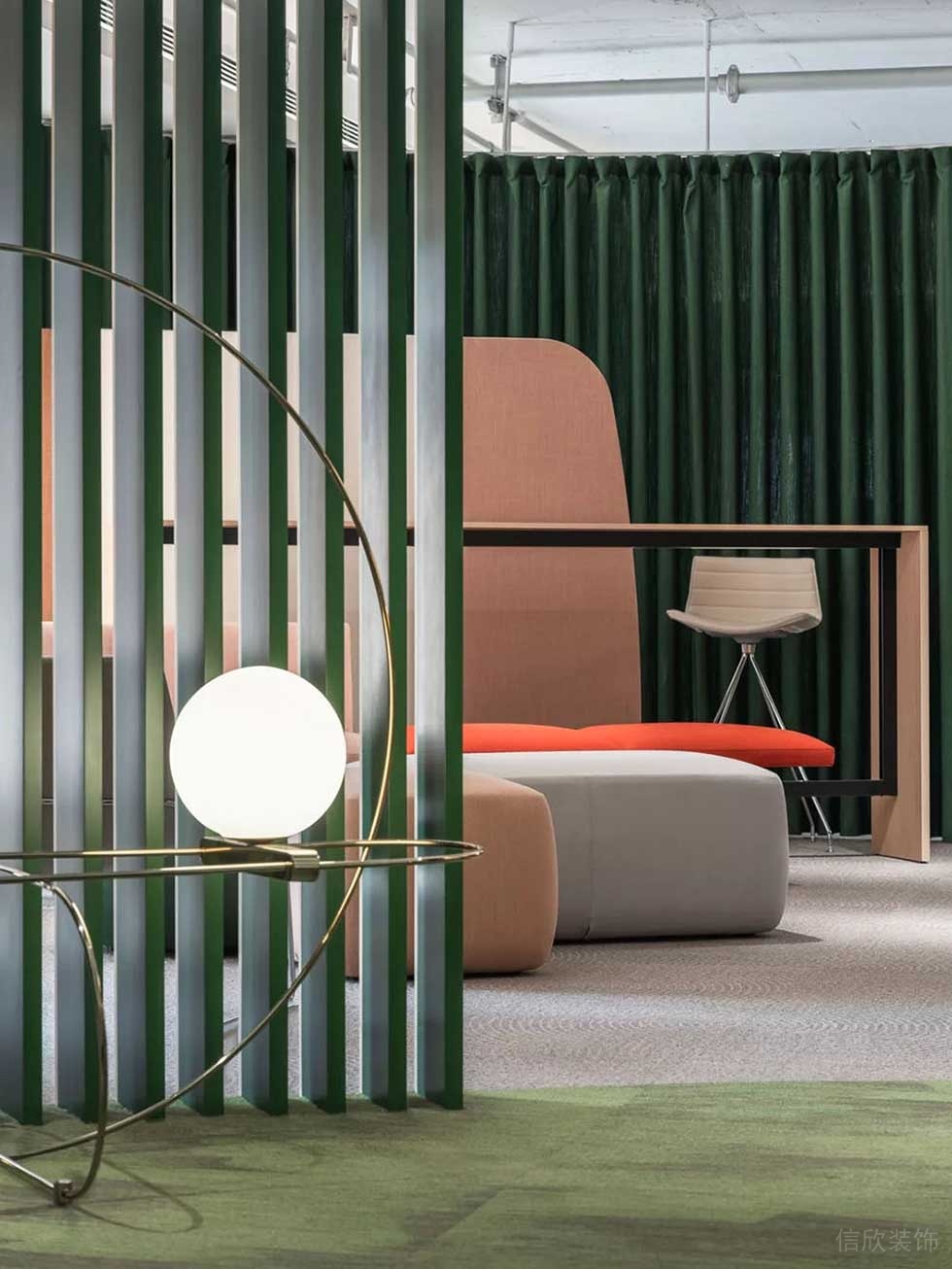 現(xiàn)代簡約風(fēng)格辦公室案例休閑廳綠色烤漆格柵效果圖