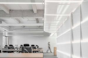 現代簡約風格寫字樓裝修工程辦公區過道效果圖