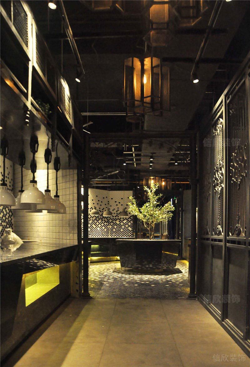 工業(yè)風餐廳過道裝修天花燈飾自助餐現(xiàn)代過道中式風平推門設計圖