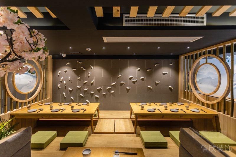 古典風餐廳日式榻榻米休息座椅日料店天空木飾面創意設計圖