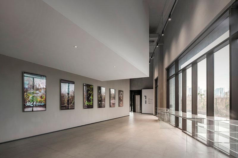 簡(jiǎn)約的辦公室臨窗走廊