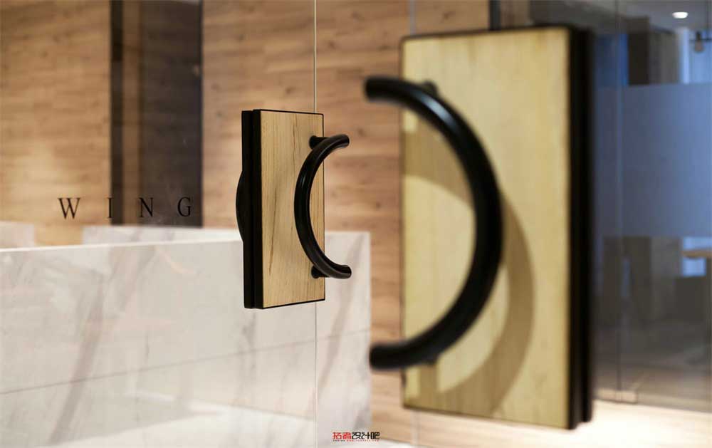 深圳南山智慧廣場(chǎng)新中式風(fēng)格辦公室裝修設(shè)計(jì)案例前廳入戶門拉手