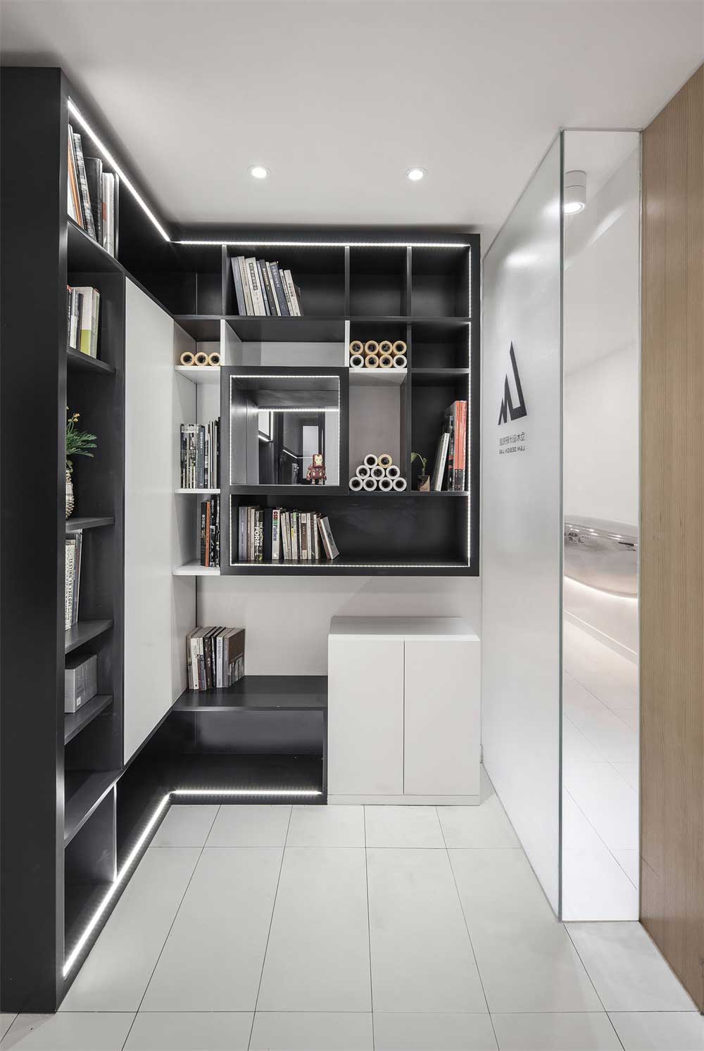 小辦公室黑色的實(shí)木書(shū)柜燈光帶效果圖