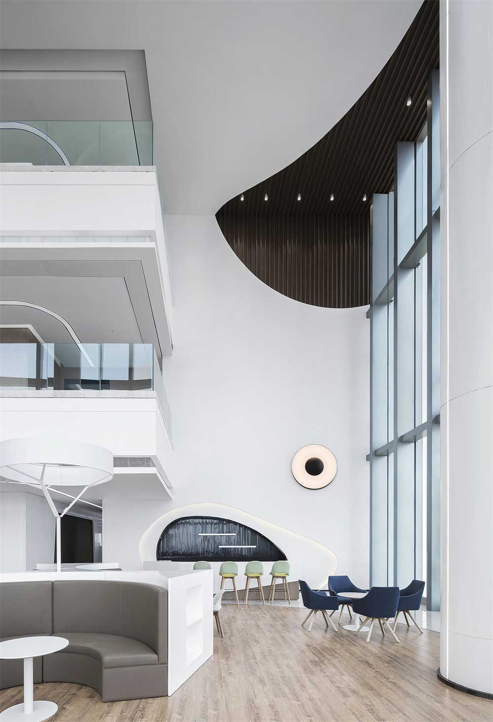 深圳市南山區科技園現代簡約辦公室大廳設計