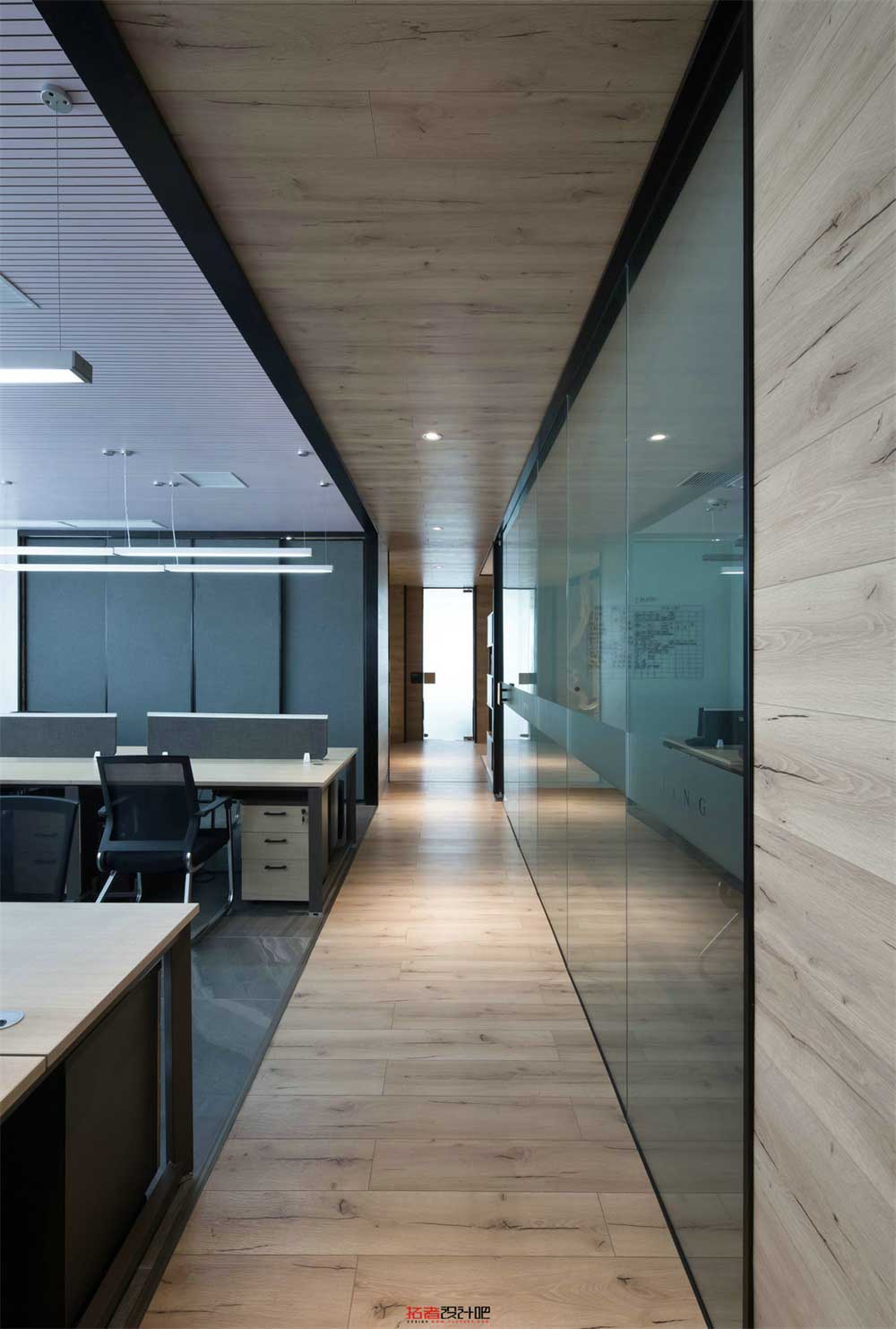 深圳南山智慧廣場(chǎng)新中式風(fēng)格辦公室裝修設(shè)計(jì)案例辦公區(qū)走廊